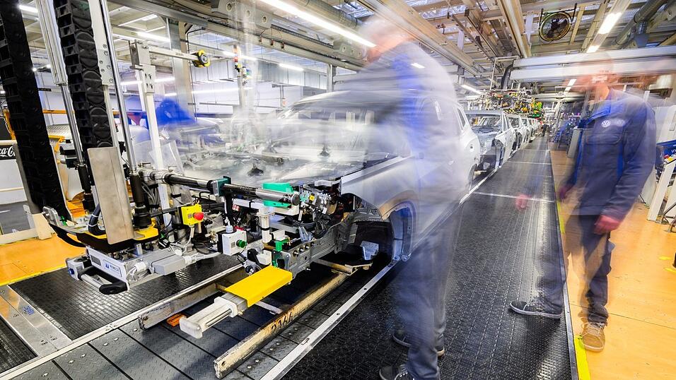 Bei unentschuldigtem Fehlen droht auch bei VW die Kündigung. (Archivbild)