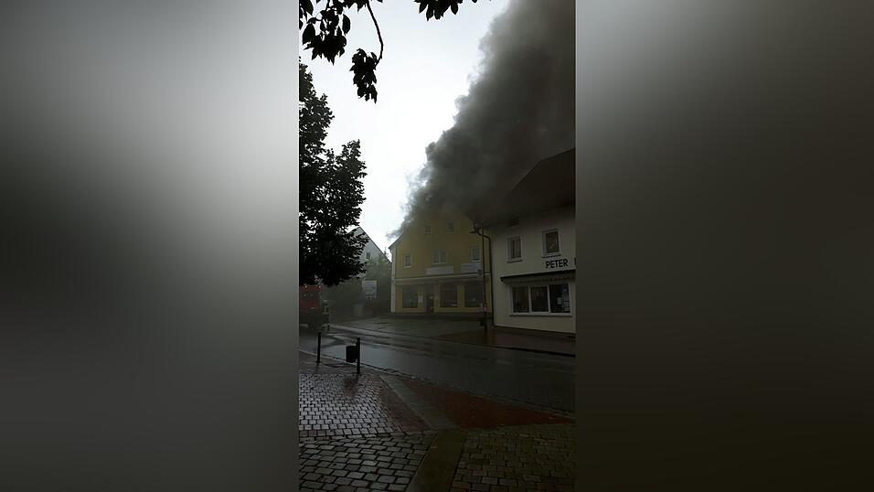 Feuerwehreinsatz in Rottenburg: In der Landshuter Stra&szlig;e ging der Dachstuhl eines Hauses in Flammen auf.