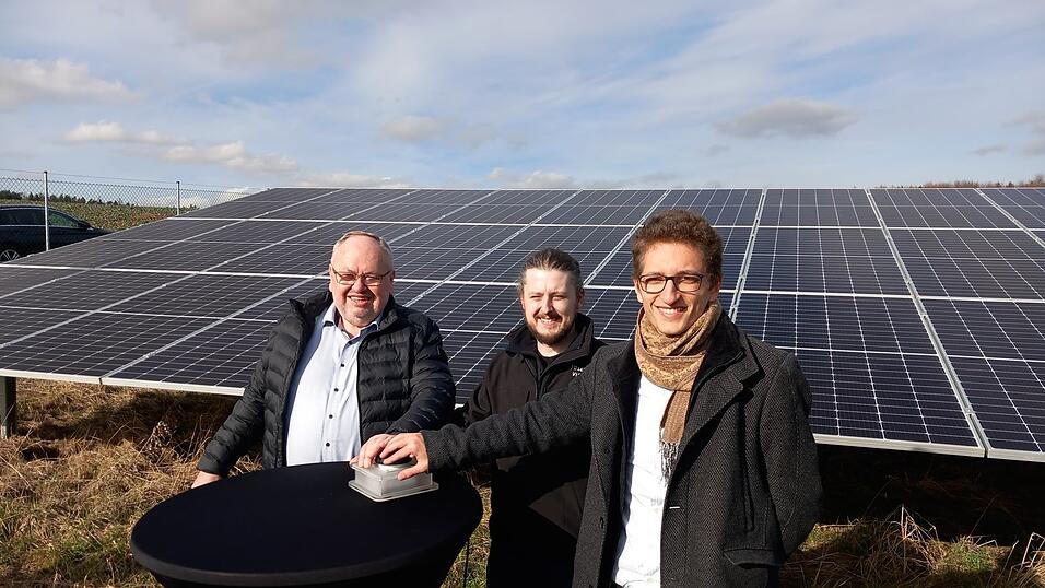 B&uuml;rgermeister Ludwig Robold (v.l.), Grundst&uuml;cksbesitzer Josef Viebeck junior und Marc Sauter vor der Anlage in D&uuml;rrenhettenbach.