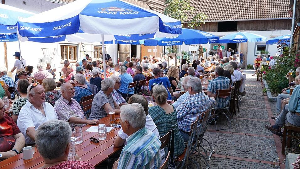 Der Biergarten war mehr als voll. Der Biergarten war mehr als voll.