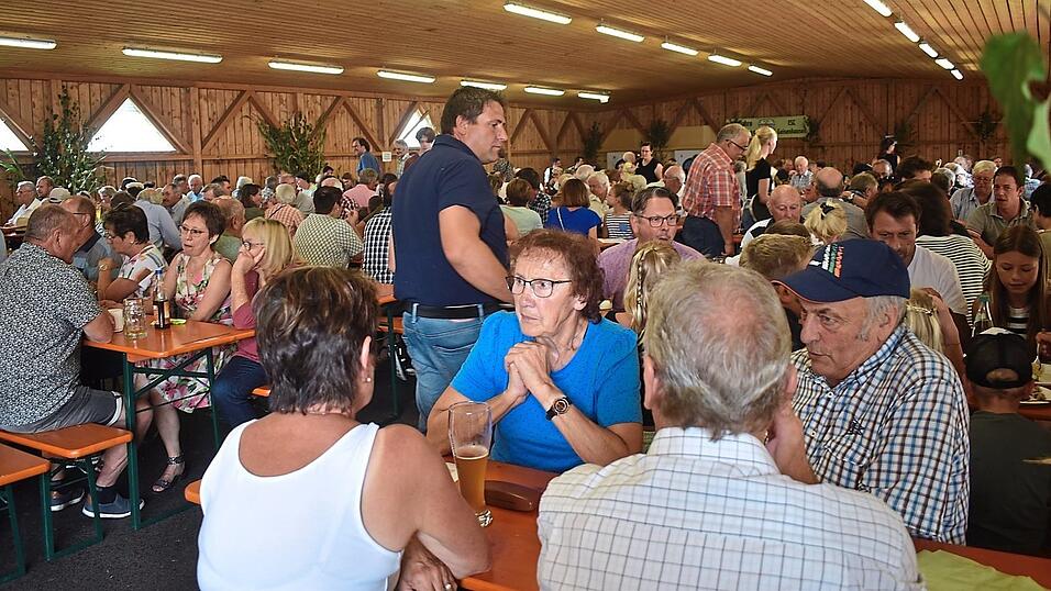 Bestens besucht war zur Mittagszeit die Stockschützenhalle. Bestens besucht war zur Mittagszeit die Stockschützenhalle.