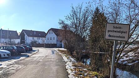 Tempo 30 und das Hinweisschild (im Bild rechts) reichen in der Schlossinselstra&szlig;e laut Polizei aus.