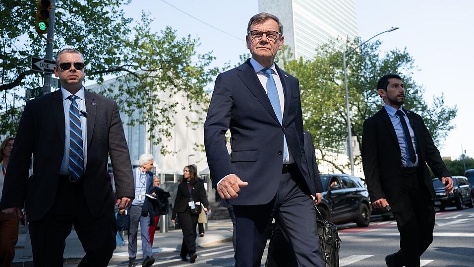 Au&szlig;enminister Johann Wadephul (CDU) besucht die Vereinten Nationen in New York. Es ist auch eine Werbetour f&uuml;r die deutsche Kandidatur f&uuml;r einen nichtst&auml;ndigen Sitz im UN-Sicherheitsrat.