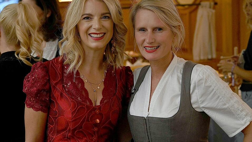 Veranstalterin Scherer (rechts) mit Bräurosl-Wirtin Franziska Reichert. Veranstalterin Scherer (rechts) mit Bräurosl-Wirtin Franziska Reichert.