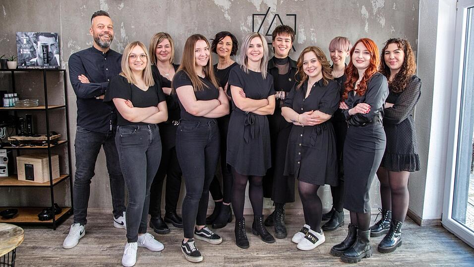 Friseur Andy Larisch ermöglicht seinen Mitarbeiterinnen ab Juni mehr Freizeit. Friseur Andy Larisch ermöglicht seinen Mitarbeiterinnen ab Juni mehr Freizeit.