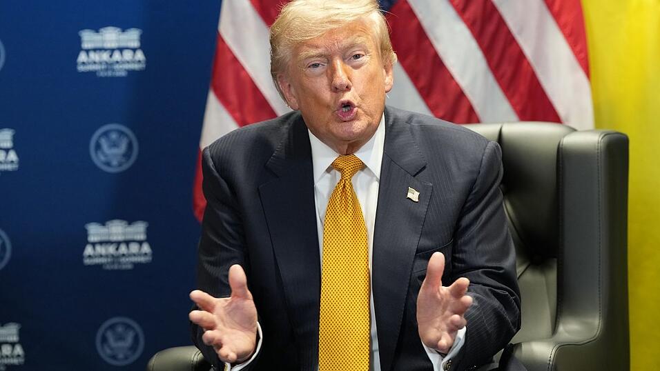 US-Präsident Donald Trump hat sich beim Nato-Gipfel in Ankara Spanien vorgeknöpft, dem er vorwarf, ein verlorener Fall und ein schrecklicher Nato-Partner zu sein. US-Präsident Donald Trump hat sich beim Nato-Gipfel in Ankara Spanien vorgeknöpft, dem er vorwarf, ein verlorener Fall und ein schrecklicher Nato-Partner zu sein.