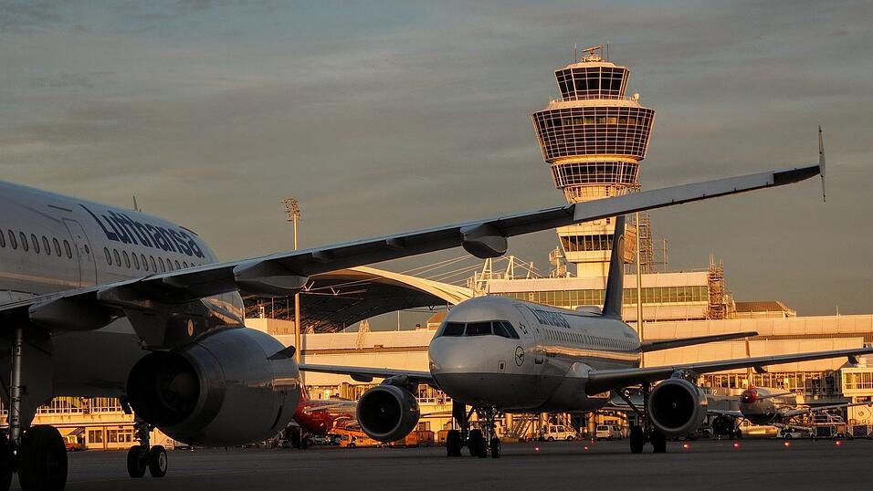 Zwei Flugzeuge am Münchner Flughafen, vom Tower aus werden ihre Starts und Landungen geleitet. Zwei Flugzeuge am Münchner Flughafen, vom Tower aus werden ihre Starts und Landungen geleitet.