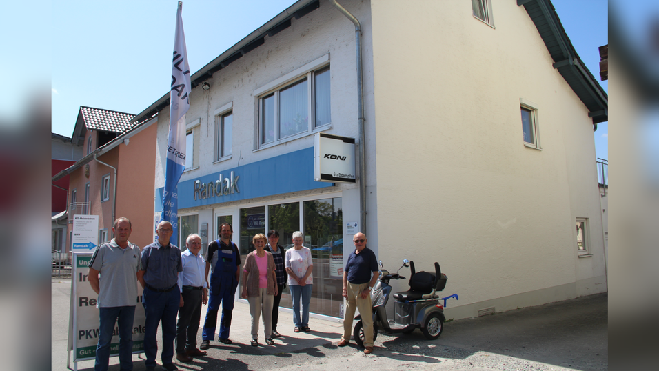 Trafen sich zum Fototermin: Manfred Bernstetter (v.l.), Ludwig Weileder, Nik Söltl, Willi Randak mit seiner Mutter Hermine und seiner Schwester Claudia, Elisabeth Weinzierl und Otto Heisig. Trafen sich zum Fototermin: Manfred Bernstetter (v.l.), Ludwig Weileder, Nik Söltl, Willi Randak mit seiner Mutter Hermine und seiner Schwester Claudia, Elisabeth Weinzierl und Otto Heisig.