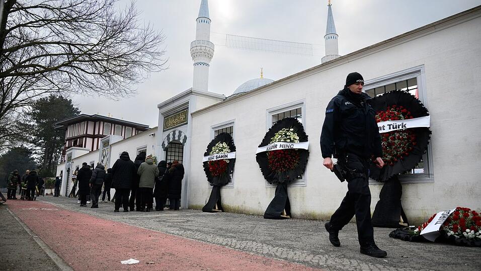 Blumengebinde stehen anl&auml;sslich eines Trauergebets vor der Beerdigung eines 62-J&auml;hrigen vor der Neuk&ouml;llner Sehitlik-Moschee.