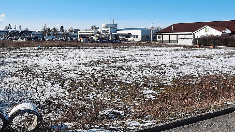 Der neue Standort neben der Staatsstraße 2074. Der neue Standort neben der Staatsstraße 2074.