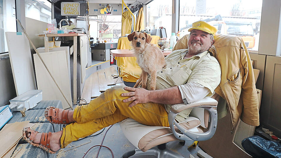 Mirko Schaal, bekannt als der 'gelbe Mann', will auch seinen Hund Samy mitnehmen auf seine Reise in die Welt. Mirko Schaal, bekannt als der 'gelbe Mann', will auch seinen Hund Samy mitnehmen auf seine Reise in die Welt.