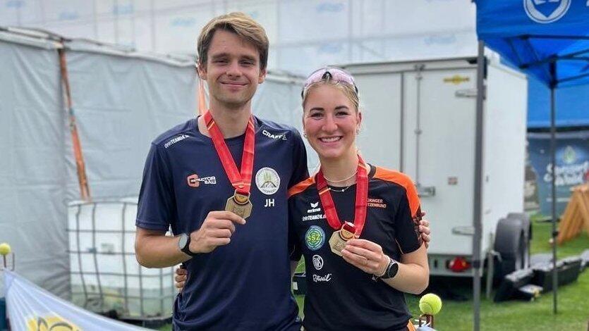 Mit ihrem Staffelpartner und Vereinskollegen Jacob Hofmann belegte Edith Buschsieweke Rang drei in der Single-Mixed-Staffel. Mit ihrem Staffelpartner und Vereinskollegen Jacob Hofmann belegte Edith Buschsieweke Rang drei in der Single-Mixed-Staffel.