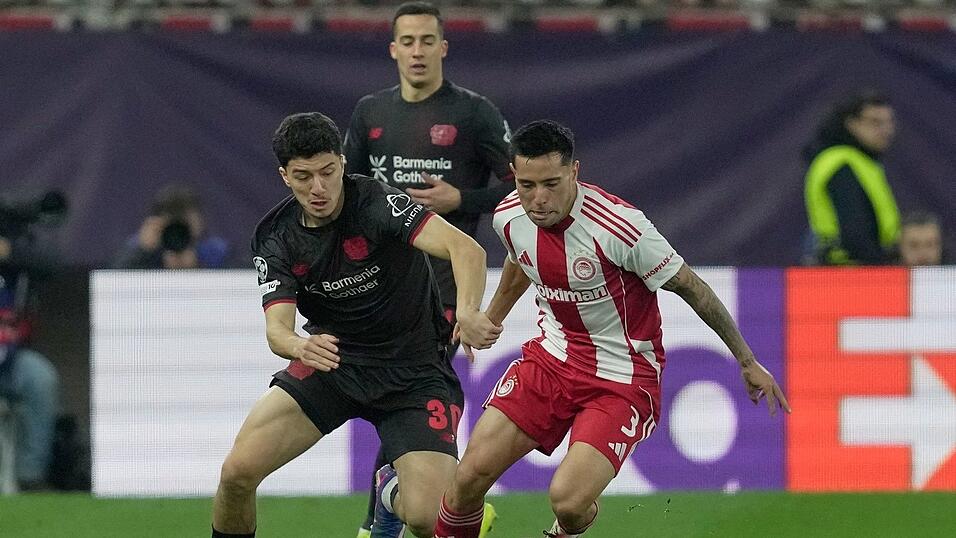 Leverkusens Ibrahim Maza (l) und Francisco Ortega von Olympiakos k&auml;mpfen um den Ball.