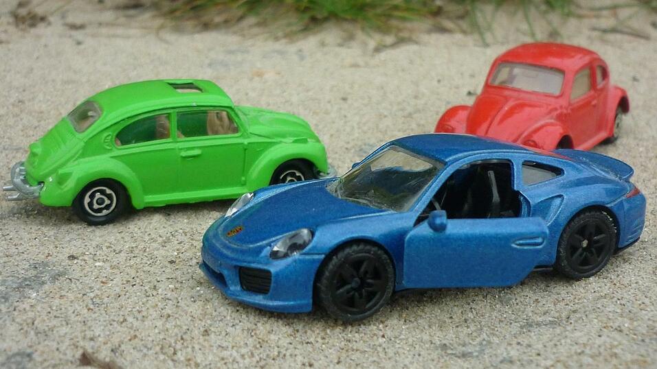 Spielzeugautos schiebt man mal schnell in die Jackentasche. Mit einem echten ist das schwierig. Spielzeugautos schiebt man mal schnell in die Jackentasche. Mit einem echten ist das schwierig.