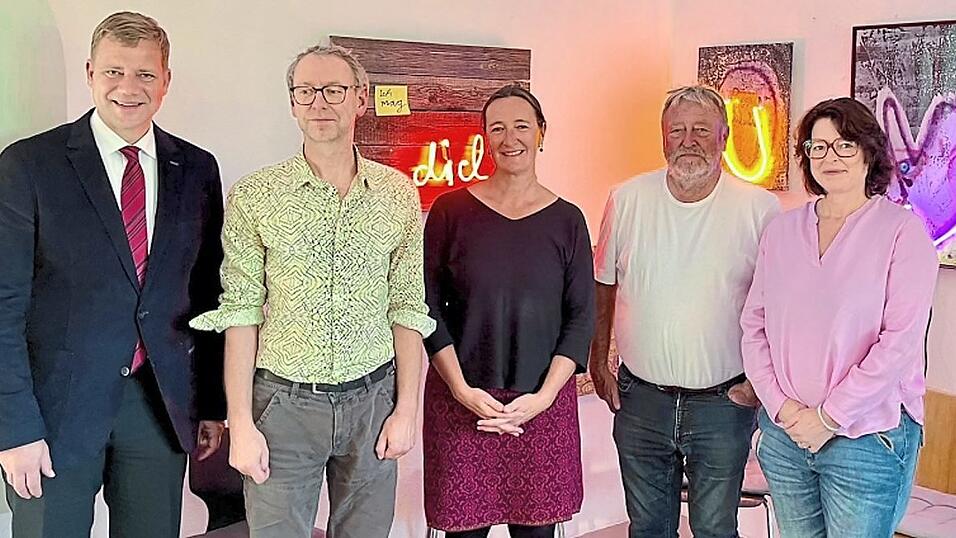 Umgeben von Werken des K&uuml;nstlers Alexander Stern: Olaf Heinrich, Alexander Stern, Veronika Keglmaier, Hubert Huber und Julia Knorr (von links) stellten den Aktionstag &bdquo;Ateliers in Niederbayern&ldquo; vor.