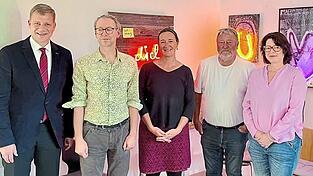 Umgeben von Werken des K&uuml;nstlers Alexander Stern: Olaf Heinrich, Alexander Stern, Veronika Keglmaier, Hubert Huber und Julia Knorr (von links) stellten den Aktionstag &bdquo;Ateliers in Niederbayern&ldquo; vor.
