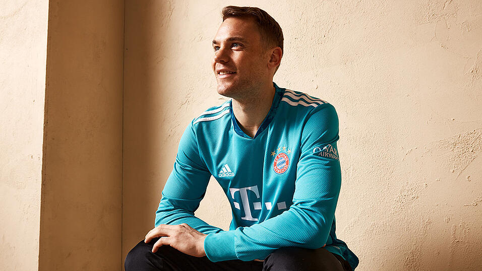 Manuel Neuer pr&auml;sentiert das neue Torwarttrikot der M&uuml;nchner.
