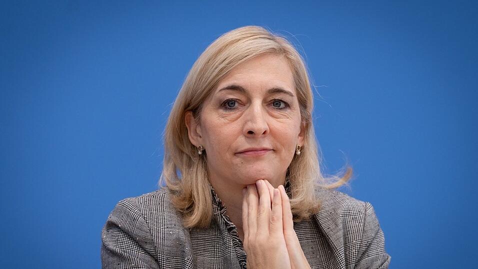 Ministerin Warken will jetzt vor allem bei den Klinik-Vergütungen sparen. (Archivbild)