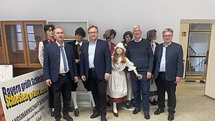 Von links: Wirtschaftsminister Hubert Aiwanger, BdV-Vorsitzender Rudolf Schnur, BdV-Landesvorsitzender Christian Knauer und der Vorsitzende des Haushaltsausschusses im Landtag Josef Zellmeier Von links: Wirtschaftsminister Hubert Aiwanger, BdV-Vorsitzender Rudolf Schnur, BdV-Landesvorsitzender Christian Knauer und der Vorsitzende des Haushaltsausschusses im Landtag Josef Zellmeier
