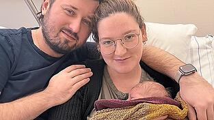 Jana F. und Daniel B. mit ihrem neugeborenen Sohn.