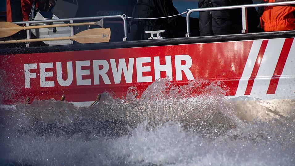 Mit einem Feuerwehr-Rettungsboot wurden die Tierkadaver geborgen. (Symbolbild) Mit einem Feuerwehr-Rettungsboot wurden die Tierkadaver geborgen. (Symbolbild)