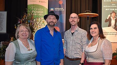 Kreisb&auml;uerin Rita Schultes, Kabarettist Tom Bauer, Polizeiobermeister Rudi Schmuderer und stellvertretende Kreisb&auml;uerin Claudia Steger (v. l.).