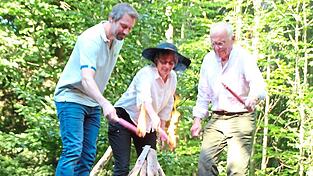 Siegfried Gschmack (links), Annette Scholz und Burkhart Cording hatten die ehrenvolle Aufgabe, den Kohlenmeiler zu entzünden. Siegfried Gschmack (links), Annette Scholz und Burkhart Cording hatten die ehrenvolle Aufgabe, den Kohlenmeiler zu entzünden.