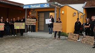 Mit Plakaten vor dem Eingang zum Veranstaltungssaal machte die Bürgerinitiative „Energiewende Ja Umzingelung Nein“ (EjUn) ihrem Ärger Luft, dass im Planentwurf zur Teilfortschreibung des Regionalplans Donau-Wald die Umgebung von Neuhofen und Franken als Windvorranggebiet ausgewiesen wird. „Die von uns mehrfach angemahnte Umzingelung wird einfach nicht aufgelöst“, sagte Simon Berleb, einer der Sprecher der BI.