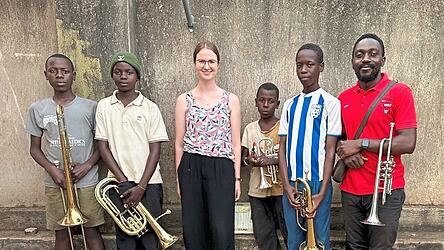 Sara Gmeinwieser und Francis Kalema (r.) mit den Buben Joshua (Posaune, l.) und Joel (Trompete, 4. v. l.) - für diese beiden konnte die Bogenerin feste Patenschaften finden. Für Jonathan (Euphonium, 2. v. l. ) und Aaron (Trompete, 5. v. l.) wurden bisher nur die Kosten für dieses Jahr gedeckt, Paten werden noch dringend gesucht.