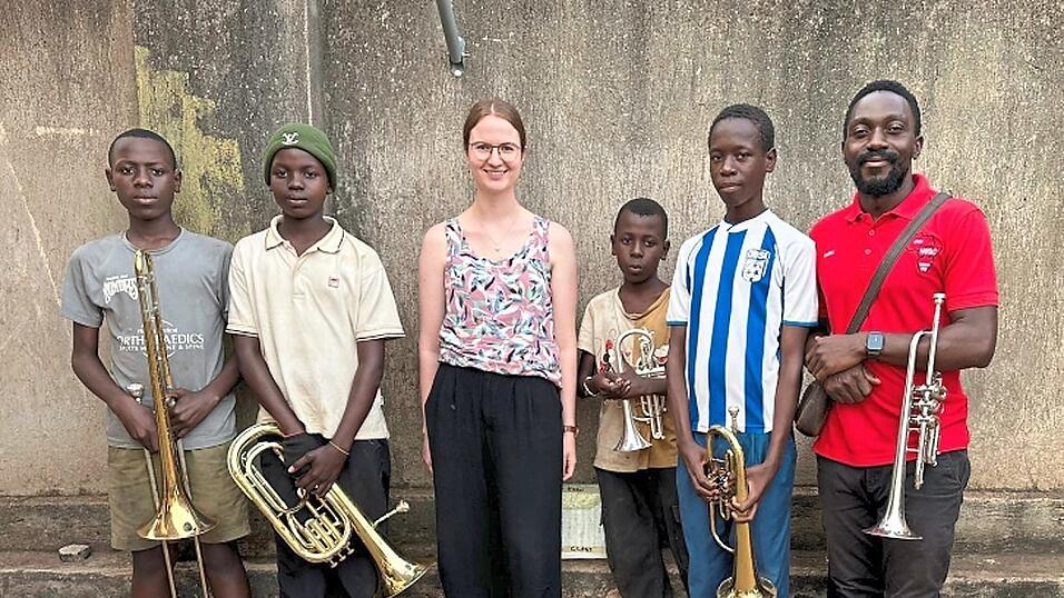 Sara Gmeinwieser und Francis Kalema (r.) mit den Buben Joshua (Posaune, l.) und Joel (Trompete, 4. v. l.) - für diese beiden konnte die Bogenerin feste Patenschaften finden. Für Jonathan (Euphonium, 2. v. l. ) und Aaron (Trompete, 5. v. l.) wurden bisher nur die Kosten für dieses Jahr gedeckt, Paten werden noch dringend gesucht. Sara Gmeinwieser und Francis Kalema (r.) mit den Buben Joshua (Posaune, l.) und Joel (Trompete, 4. v. l.) - für diese beiden konnte die Bogenerin feste Patenschaften finden. Für Jonathan (Euphonium, 2. v. l. ) und Aaron (Trompete, 5. v. l.) wurden bisher nur die Kosten für dieses Jahr gedeckt, Paten werden noch dringend gesucht.