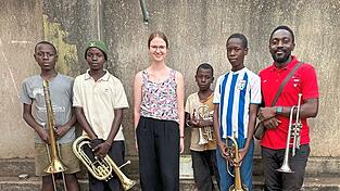 Sara Gmeinwieser und Francis Kalema (r.) mit den Buben Joshua (Posaune, l.) und Joel (Trompete, 4. v. l.) - für diese beiden konnte die Bogenerin feste Patenschaften finden. Für Jonathan (Euphonium, 2. v. l. ) und Aaron (Trompete, 5. v. l.) wurden bisher nur die Kosten für dieses Jahr gedeckt, Paten werden noch dringend gesucht.