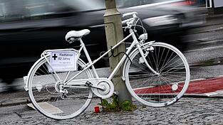 Im Stra&szlig;enverkehr sterben besonders viele Menschen auf Landstra&szlig;en - aber auch Radfahrer sind gef&auml;hrdet. (Symbolbild).