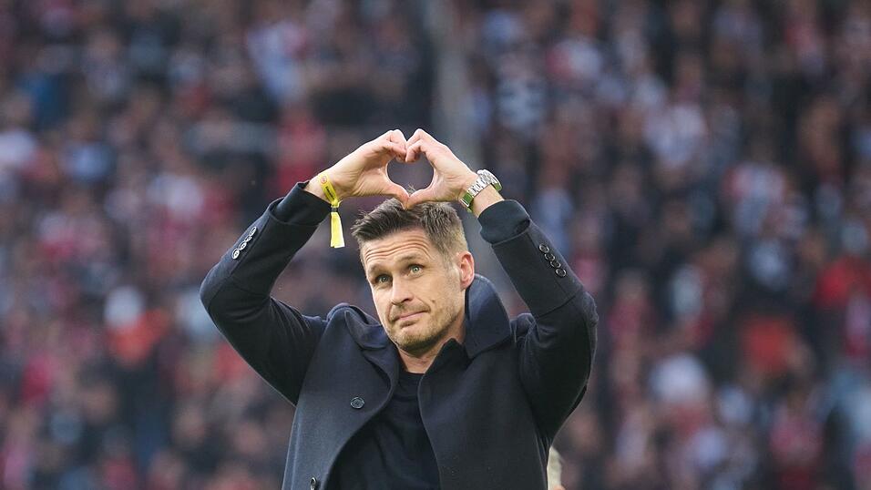 Nach seiner Verabschiedung zeigte Dortmunds Ex-Sportdirektor Sebastian Kehl ein Herz Richtung S&uuml;dtrib&uuml;ne.