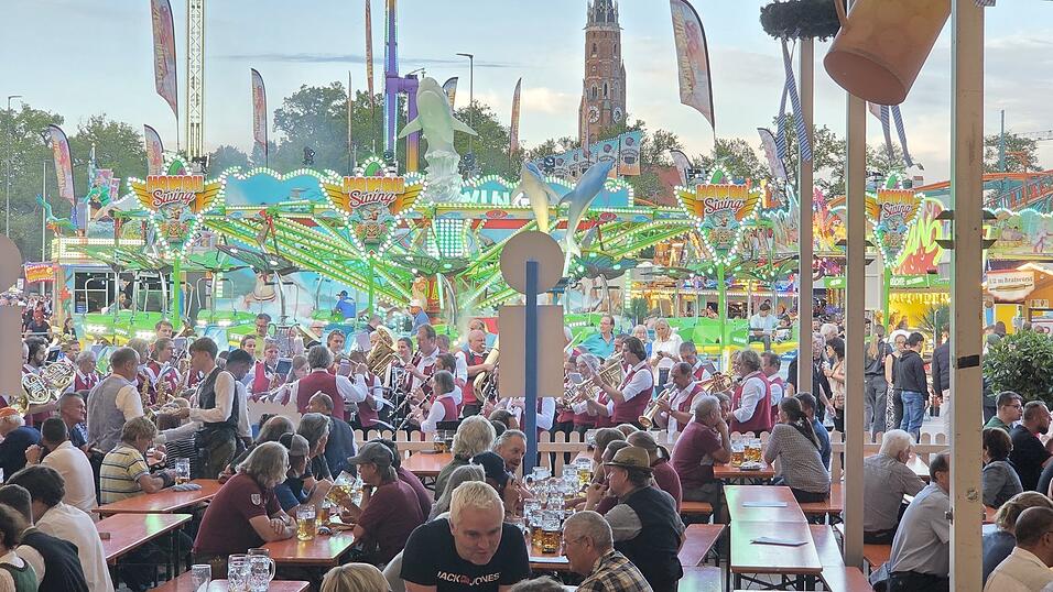 Am Montagabend wurden die Besucher vor dem Heppenheimer-Festzelt von den Mitgliedern der Stadtkapelle Landshut unterhalten.