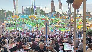 Am Montagabend wurden die Besucher vor dem Heppenheimer-Festzelt von den Mitgliedern der Stadtkapelle Landshut unterhalten.
