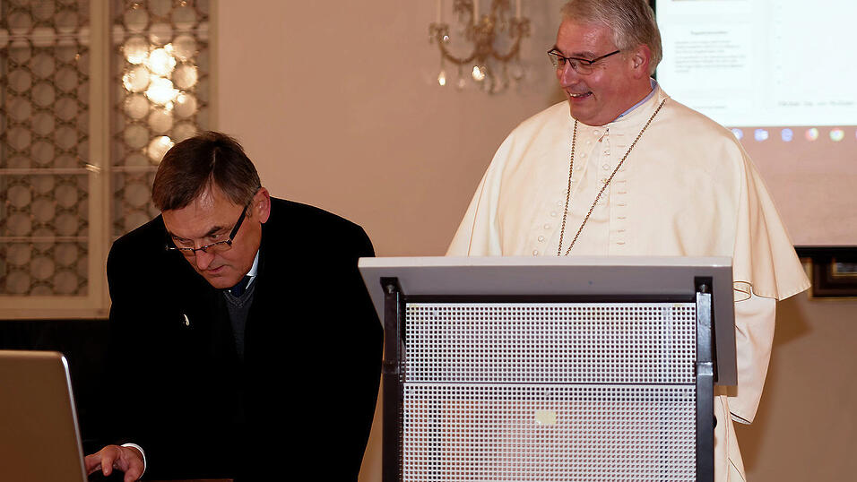 VHS-Leiter Bernhard Greiler mit dem Referenten des Abends Abt Hermann Kogler.