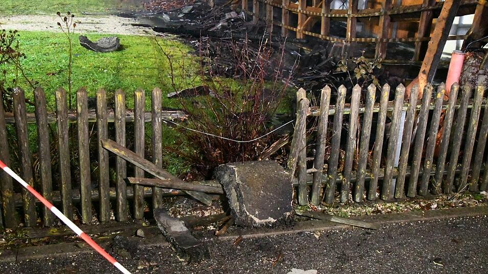 In Wildenberg im Kreis Kelheim brannte eine Lagerhalle. In Wildenberg im Kreis Kelheim brannte eine Lagerhalle.