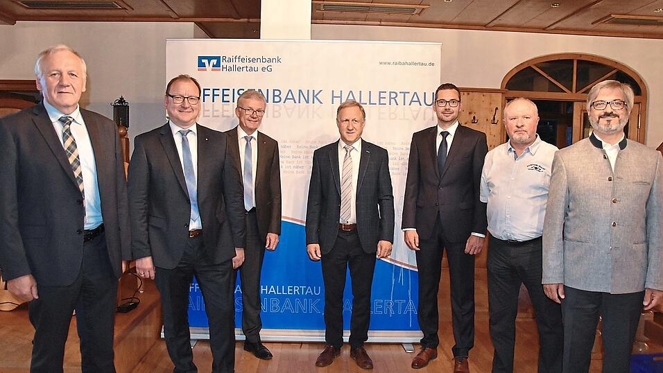 Franz Penker, Regionaldirektor beim Genossenschaftsverband Bayern (rechts), mit den 'Machern' der Bankenfusion (v. l.): auf Rudelzhausener Seite Aufsichtsratsvorsitzender Thomas Obster mit den Vorst&auml;nden Florian Maier und Andreas Ehrmaier sowie auf Aiglsbacher Seite die Vorst&auml;nde Josef Forstner und Thomas Maier mit Aufsichtsratsvorsitzendem Hans Hutter.