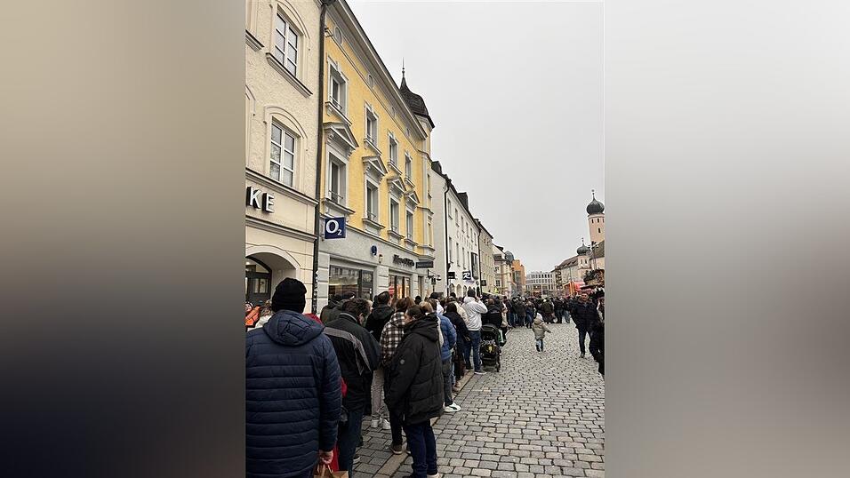 Viele Fans zieht es zum Coca-Cola-Truck. Viele Fans zieht es zum Coca-Cola-Truck.