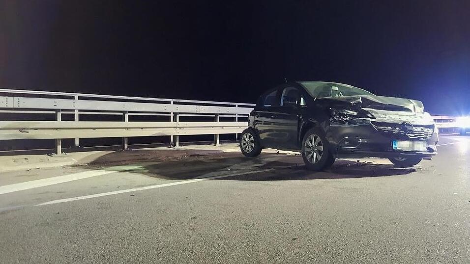 Am fr&uuml;hen Sonntagabend krachten zwei Autos auf der B20 frontal ineinander. Ein dritter Wagen fuhr in die Unfallstelle.