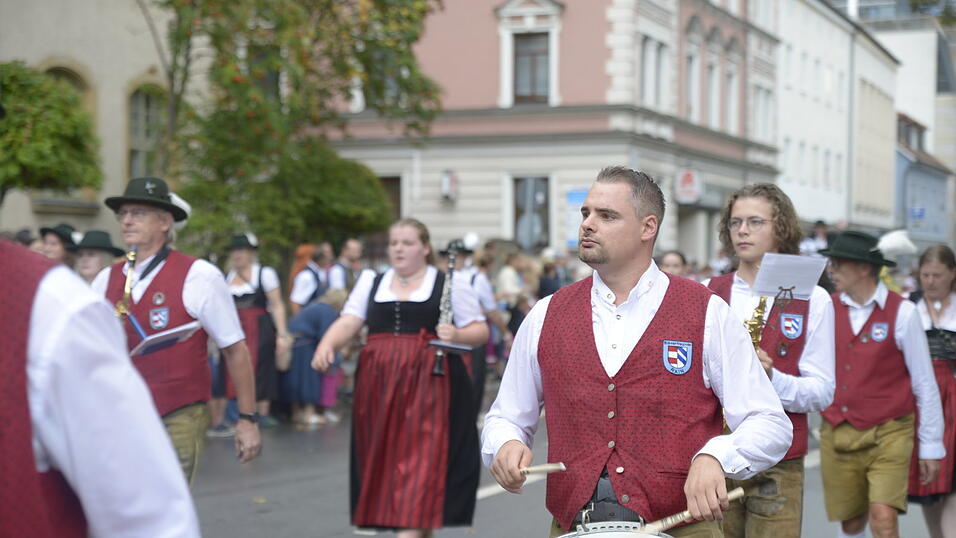 Zahlreiche Musik- und Trachtengruppen zogen nach dreij&auml;hriger Pause am Freitagabend zum Festplatz Am Hagen.&nbsp;