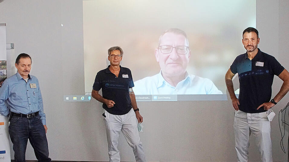 Kurzfristige Personalengp&auml;sse sind eine Herausforderung: Davon k&ouml;nnen Pflegedienstleiter Helmut Zitzmann, Chefarzt Wolfgang Sieber und Chefarzt Fritz Ottlinger (von links) ein Lied singen. Auf der Leinwand ist Klinikdirektor Martin Rederer zu sehen.
