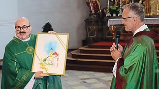 Als Abschiedsgeschenk überreichte Stadtpfarrer Dr. Werner Konrad (r.) an den scheidenden Kaplan ein Aquarellbild von der Viechtacher Stadtpfarrkirche.