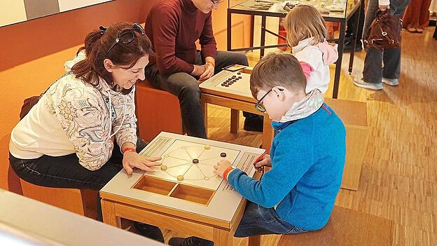 Eltern und Kinder hatten Spa&szlig; bei Brettspielen wie Rundm&uuml;hle, die bereits vor 2.000 Jahren gespielt worden sind.