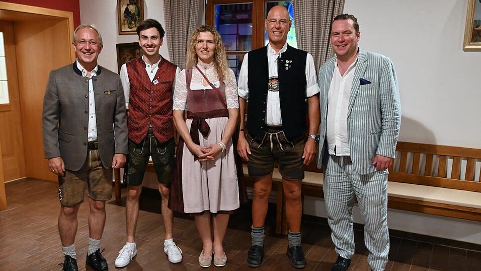Präsident Robert Elsberger (l.) und der neue Präsident Tobias Beer (r.) nahmen die neuen Mitglieder auf: Simon Csokan (ab 2. v. l.), Martina Plinninger und Christian Ehrenreich. Präsident Robert Elsberger (l.) und der neue Präsident Tobias Beer (r.) nahmen die neuen Mitglieder auf: Simon Csokan (ab 2. v. l.), Martina Plinninger und Christian Ehrenreich.