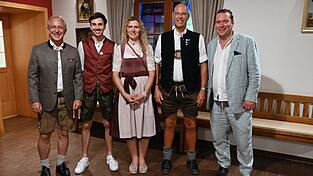 Präsident Robert Elsberger (l.) und der neue Präsident Tobias Beer (r.) nahmen die neuen Mitglieder auf: Simon Csokan (ab 2. v. l.), Martina Plinninger und Christian Ehrenreich. Präsident Robert Elsberger (l.) und der neue Präsident Tobias Beer (r.) nahmen die neuen Mitglieder auf: Simon Csokan (ab 2. v. l.), Martina Plinninger und Christian Ehrenreich.