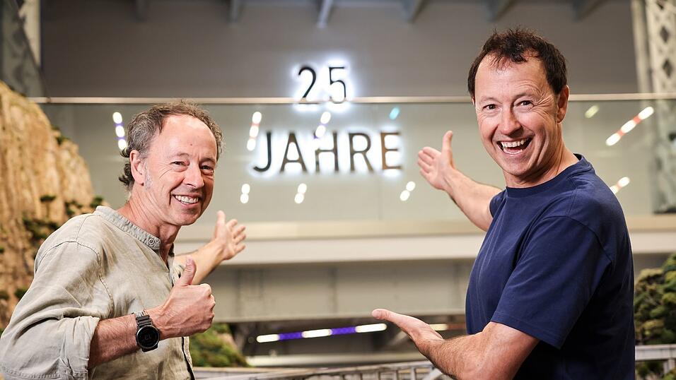 Die Brüder Gerrit und Frederik Braun und ihr Team haben nur sich mit der größten Modelleisenbahnanlage der Welt einen Traum erfüllt. Die Brüder Gerrit und Frederik Braun und ihr Team haben nur sich mit der größten Modelleisenbahnanlage der Welt einen Traum erfüllt.