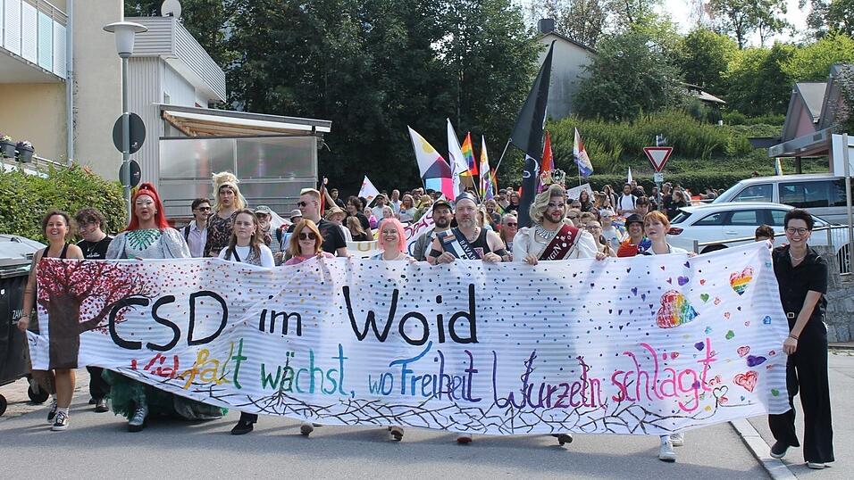 Vielfalt wächst, wo Freiheit Wurzeln schlägt, lautete das Motto des CSD im Woid. Vielfalt wächst, wo Freiheit Wurzeln schlägt, lautete das Motto des CSD im Woid.
