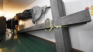 Drei große Holzkreuze liegen schon hinter der Bühne für die Passionsspiele 2022 bereit.