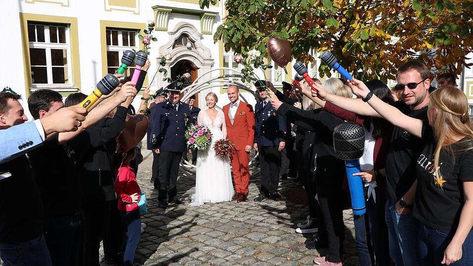 Ein langes Spalier erwartete Michael Fischer und Stefanie Rauscher nach ihrer standesamtlichen Trauung am Samstag im Rathaus.